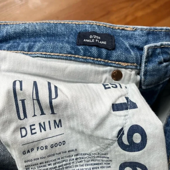GAP Women’s Straight Ankle Flare Raw Hem Jeans in Light Blue size 0/25R - Picture 3 of 4